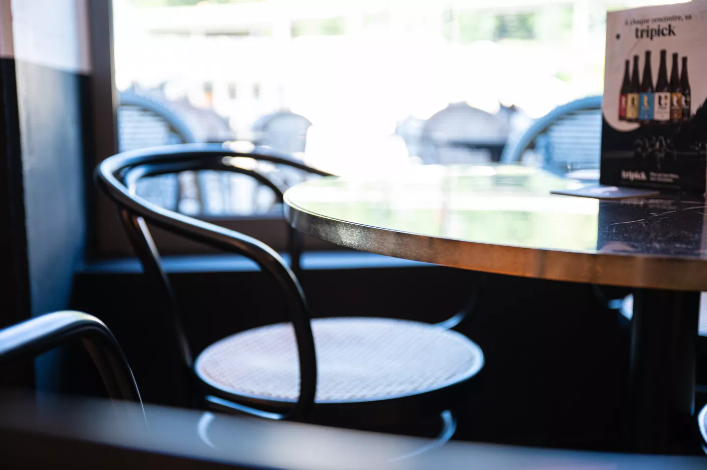 Chaise et table dans une brasserie restaurant