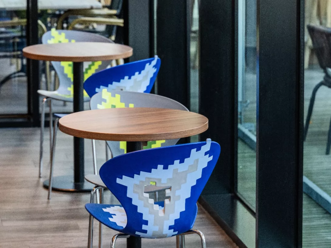 Espace de restauration, tables et chaises (4:3)